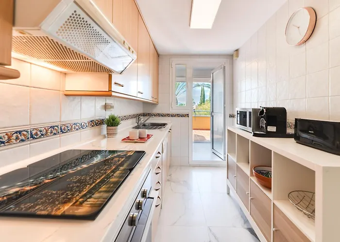 아파트 Acogedor Atico Con Vistas Al Mar En Bahia De 마르베야